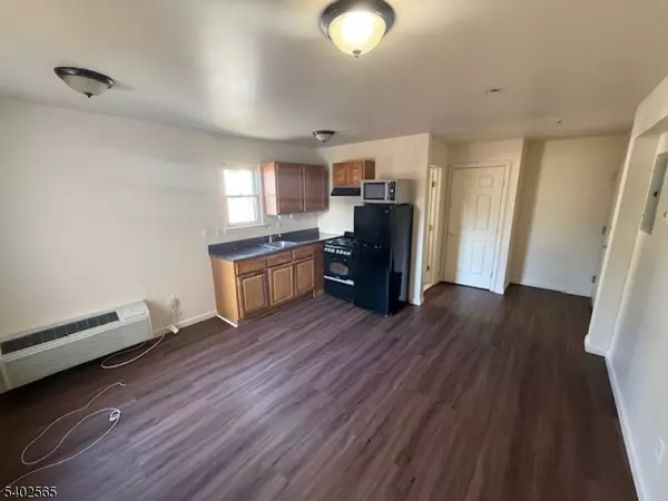 Passaic City, NJ 07055,77 Lafayette Ave #4