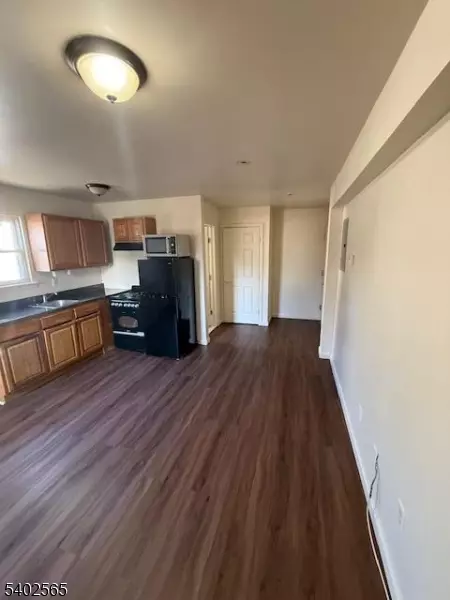 Passaic City, NJ 07055,77 Lafayette Ave #4