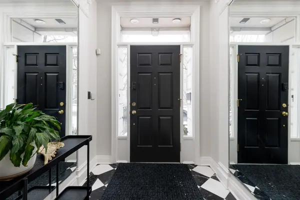 Toronto C02, ON M5R 3P7,211 Walmer RD