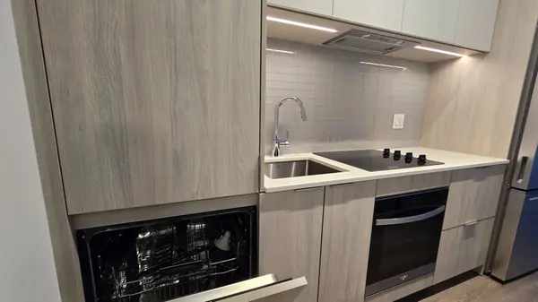 Mississauga, ON L5B 0P6,395 Square One DR #1806