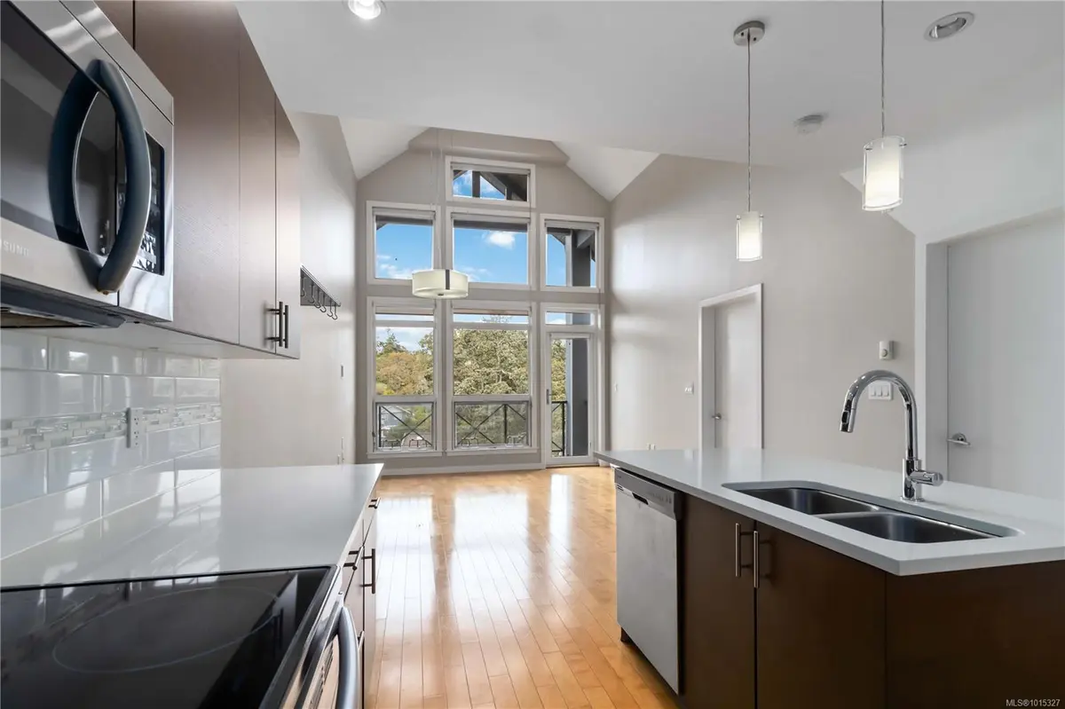 924 Esquimalt Rd #608, Esquimalt, BC V9A 3M8