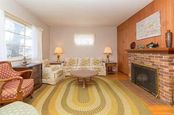 9674 Third St, Sidney, BC V8L 3A3