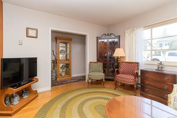 9674 Third St, Sidney, BC V8L 3A3