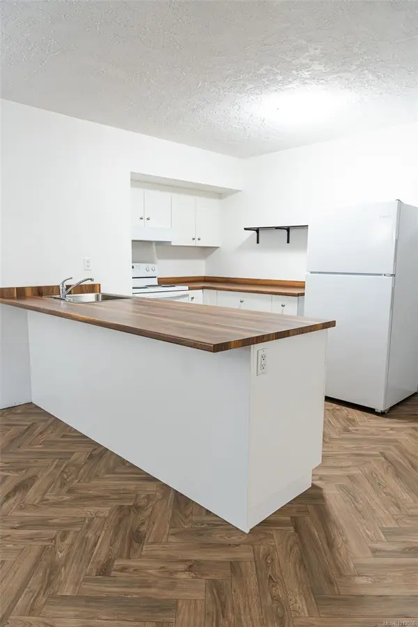 1975 Lee Ave #112, Victoria, BC V8R 4W9