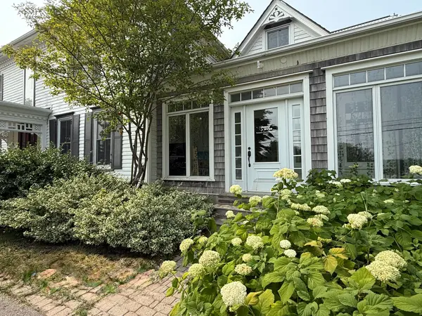 13360 Loyalist Pkwy, Prince Edward County, ON K0K 2T0