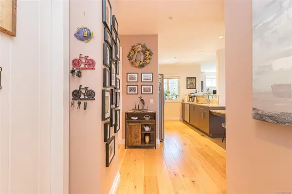 2415 Amherst Ave #204, Sidney, BC V8L 2H1