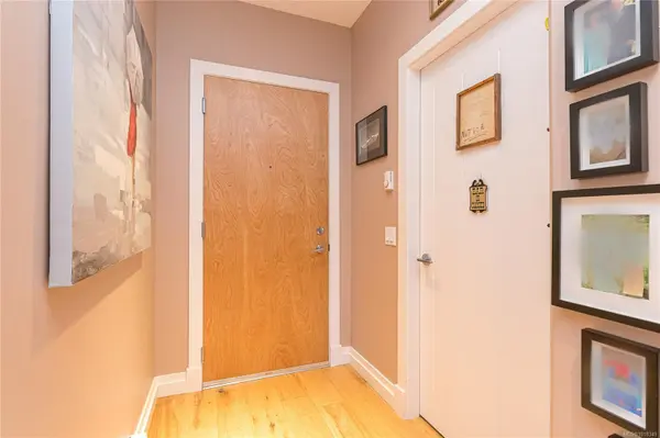 2415 Amherst Ave #204, Sidney, BC V8L 2H1