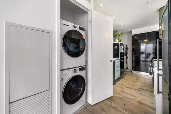 Toronto C01, ON M5V 2V6,38 Dan Leckie WAY #2008