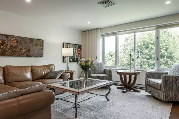 Stratford, ON N5A 7S3,30 FRONT ST #205