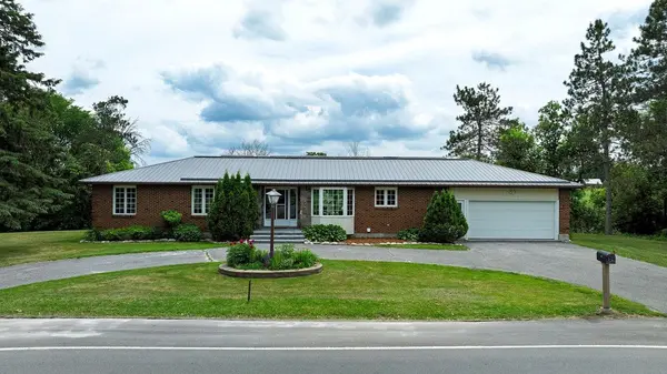 517 Donald B. Munro DR,  Carp - Huntley Ward,  ON K0A 1L0