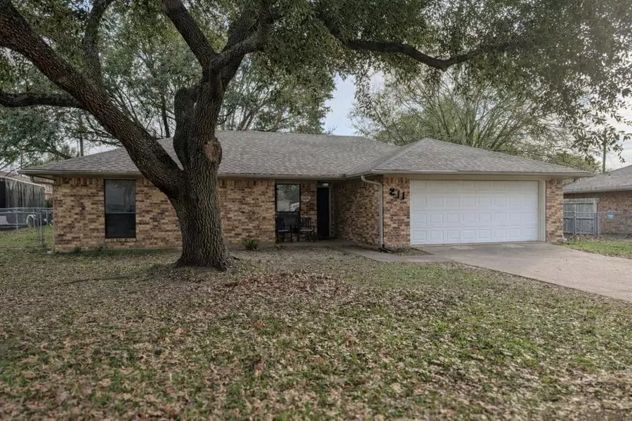 211 W Mcafee Drive, Mabank, TX 75147