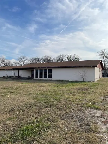 510 E Oak Street, West, TX 76691