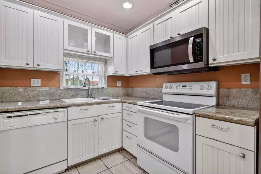 9410 N Hollybrook Lake Dr #303, Pembroke Pines, FL 33025