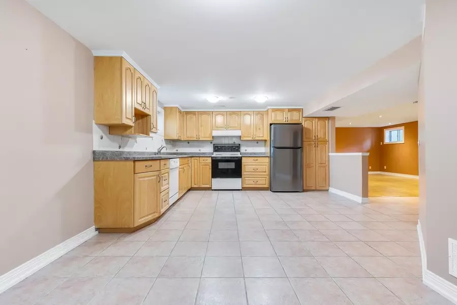 236 Woodale (Lower Lev) AVE, Oakville, ON L6K 2N2