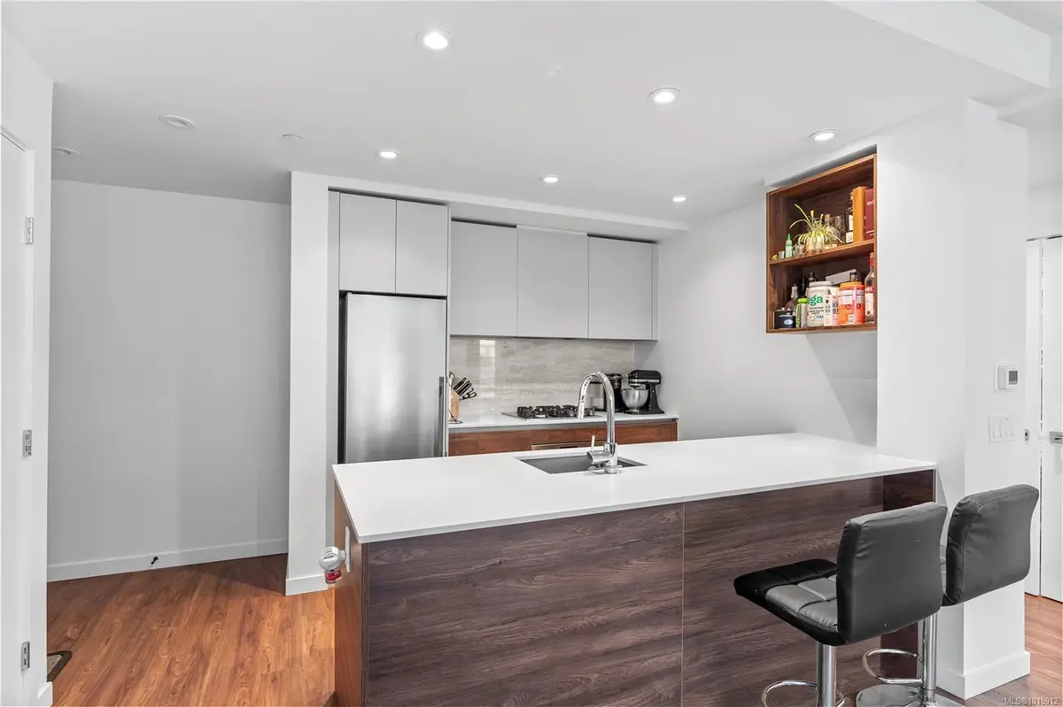 369 Tyee Rd #504, Victoria, BC V9A 0B6