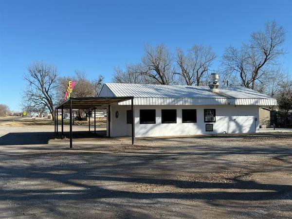 416 E Apache Trail Road, Anadarko, OK 73006