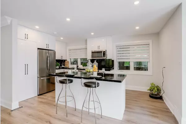 Toronto C07, ON M2R 1A7,208 Betty Ann DR #Upper