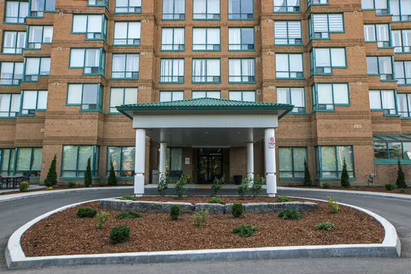 711 Rossland RD E #706, Whitby, ON L1N 8Z1