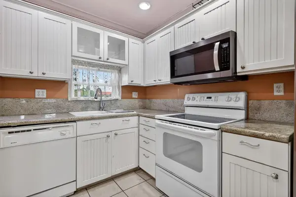 9410 N Hollybrook Lake Dr #303, Pembroke Pines, FL 33025