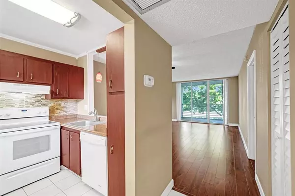 Davie, FL 33324,9235 Lagoon Pl #308