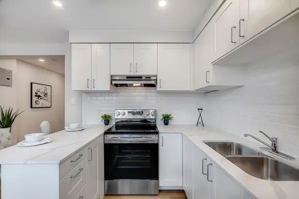 90 Portland ST, Toronto W06, ON M8Y 1A7