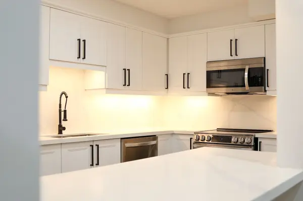 Mississauga, ON L5C 2J8,3360 The Credit Woodlands N/A #10