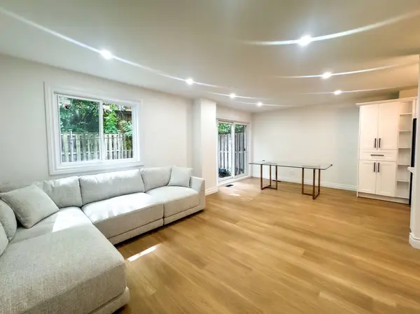 Mississauga, ON L5C 2J8,3360 The Credit Woodlands N/A #10