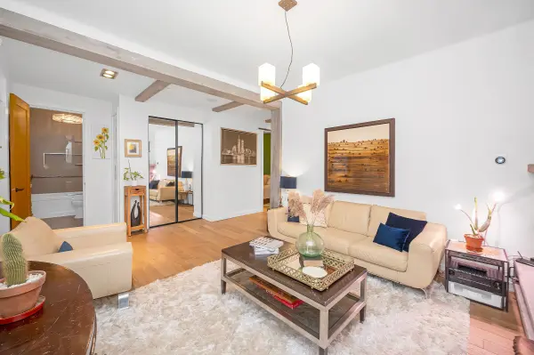 Hamilton, ON L8N 1Z7,7 Foster ST