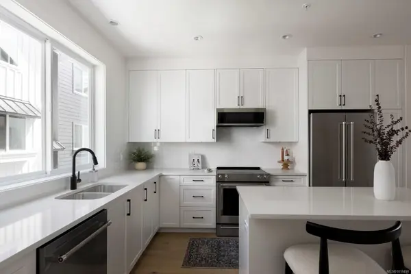 10145 Fifth St #9, Sidney, BC V8L 2X8