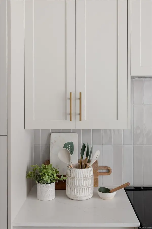 2536 Shelbourne St #8, Victoria, BC V8R 4L5