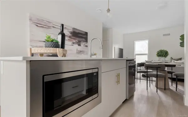 2538 Shelbourne St #7, Victoria, BC V8R 4L5