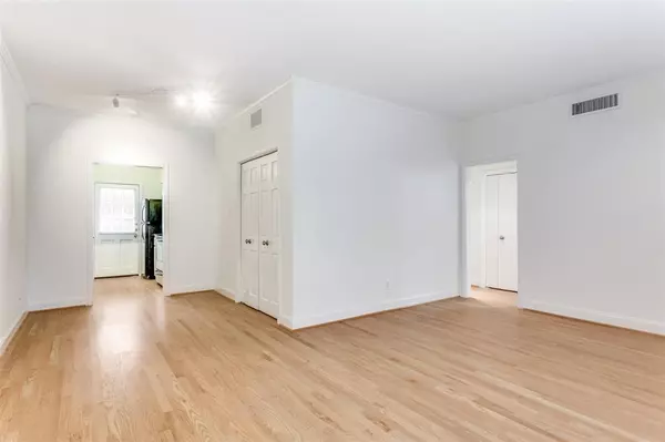 Fort Worth, TX 76109,4405 Bellaire Drive S #119