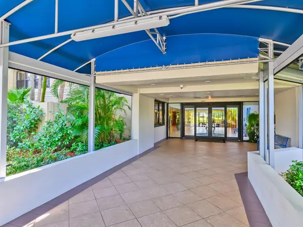 Weston, FL 33326,16300 Golf Club Rd #719