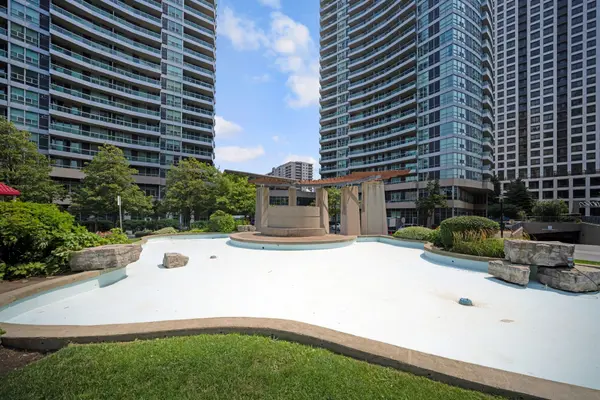 1 Elm DR #302, Mississauga, ON L5B 4M1