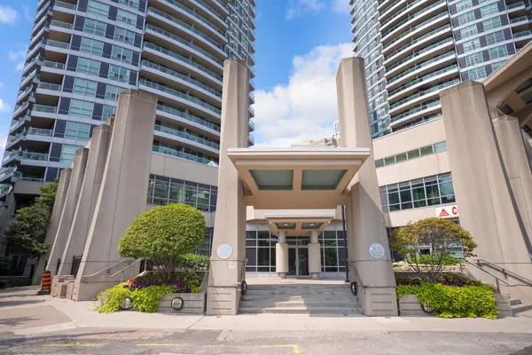 1 Elm DR #302, Mississauga, ON L5B 4M1