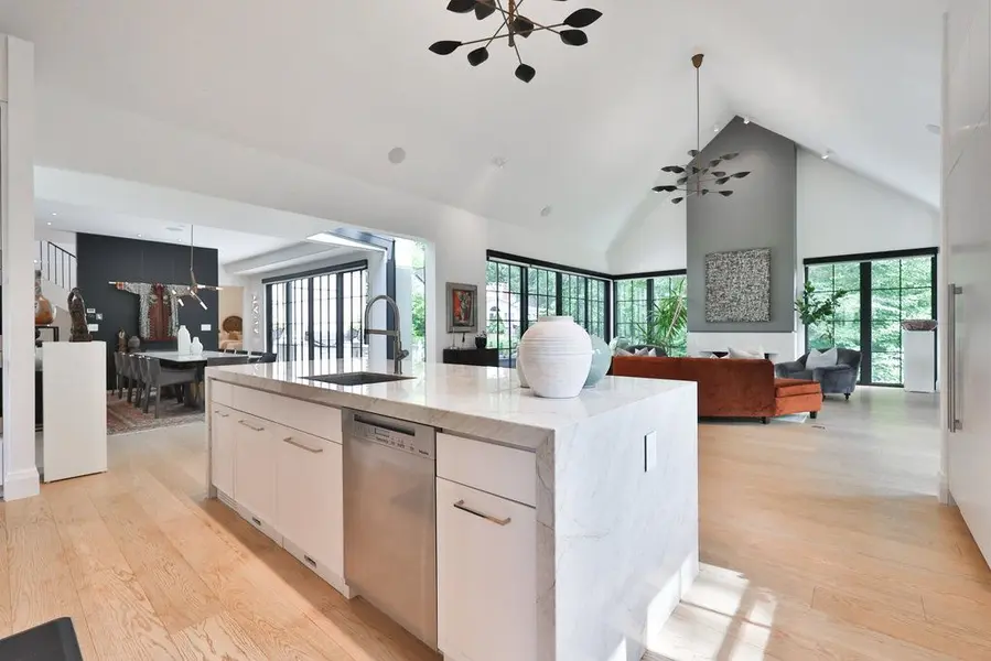 238 Mineola RD W, Mississauga, ON L5G 2X4