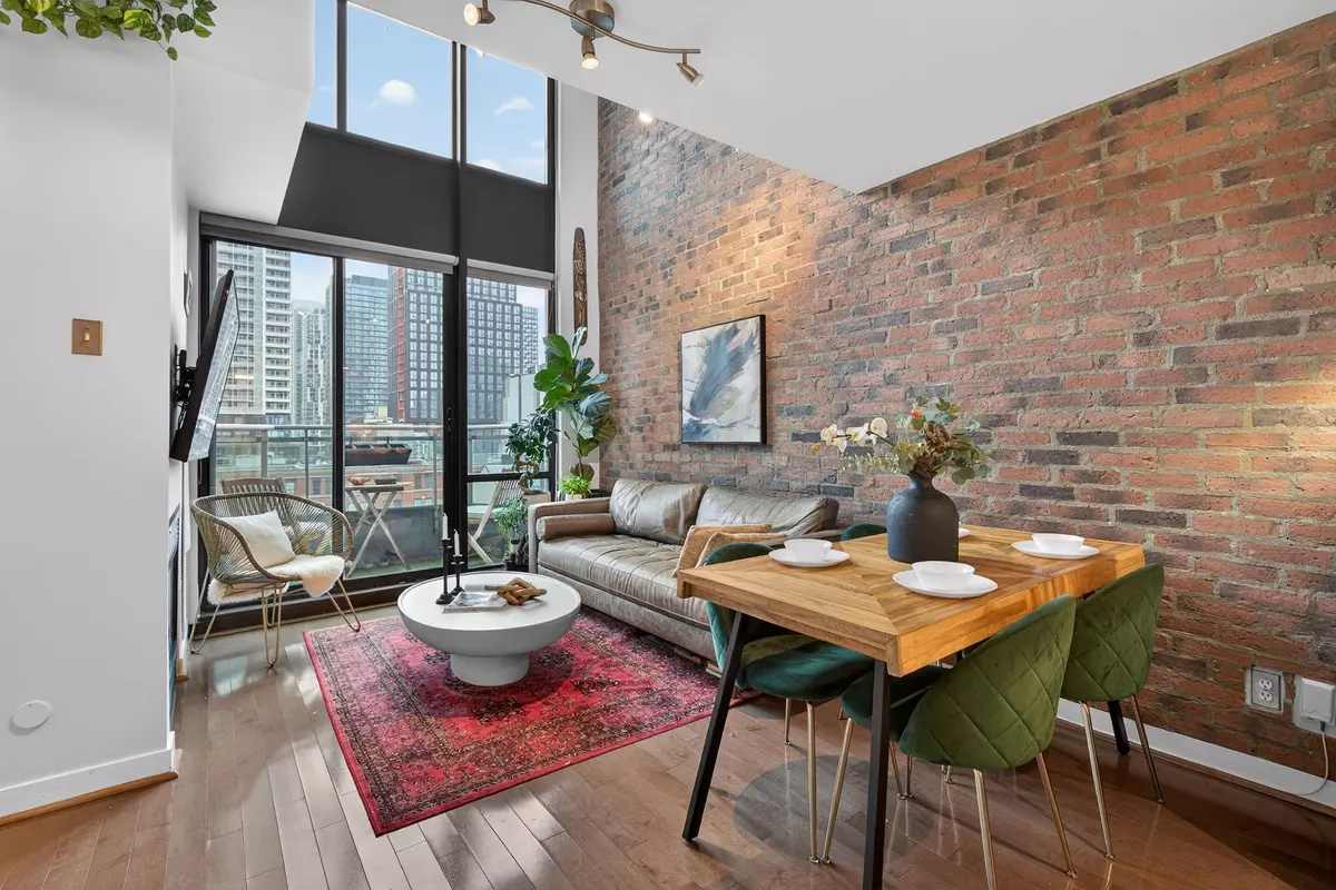 Toronto C08, ON M5C 3E1,77 Lombard ST #904