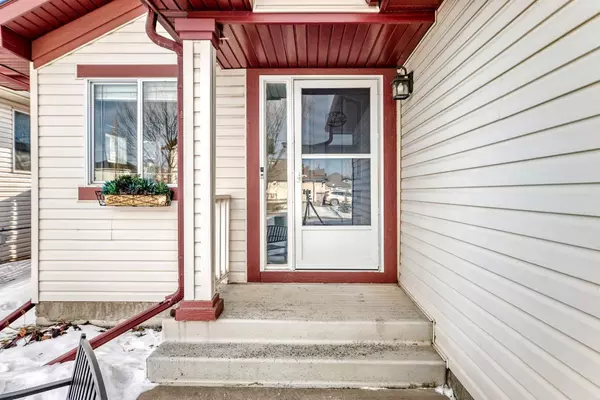 Airdrie, AB T4B 2N3,11 Canoe Close SW