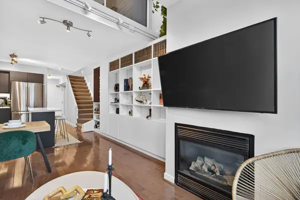 Toronto C08, ON M5C 3E1,77 Lombard ST #904