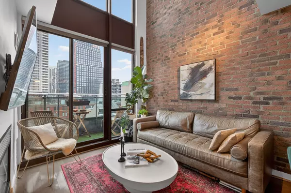 Toronto C08, ON M5C 3E1,77 Lombard ST #904