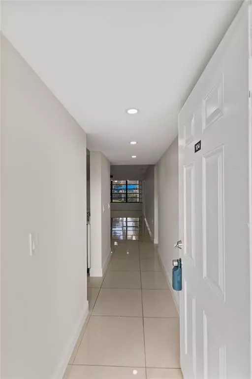 Davie, FL 33324,1719 Whitehall Dr #104