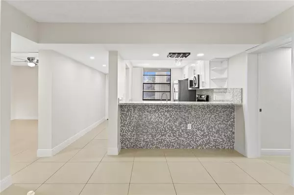 Davie, FL 33324,1719 Whitehall Dr #104