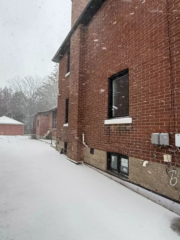 Aurora, ON L4G 1S1,88 Spruce ST #2