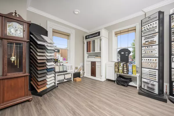 Halton Hills, ON L7J 1W1,28 Main ST N