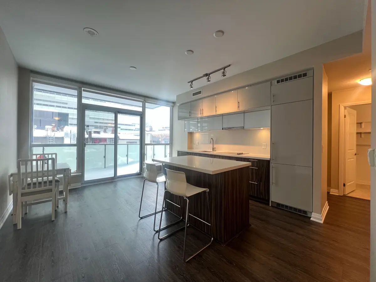 Toronto C01, ON M5V 0C4,8 Mercer ST #327