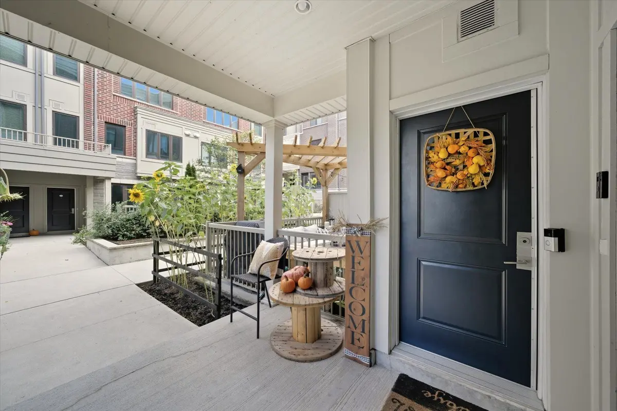 Toronto W06, ON M8W 0B9,95 Eastwood Park GDNS #21