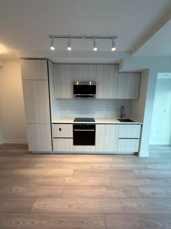 Toronto C10, ON M4P 0E9,120 Broadway AVE #805