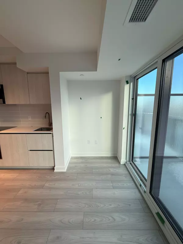 Toronto C10, ON M4P 0E9,120 Broadway AVE #805