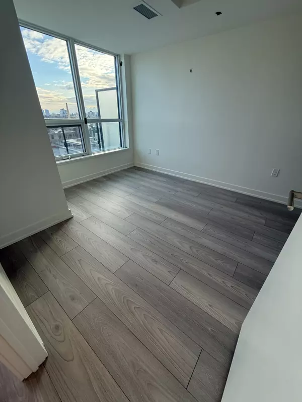 Toronto C10, ON M4P 0E9,120 Broadway AVE #805