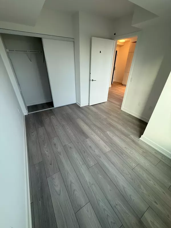 Toronto C10, ON M4P 0E9,120 Broadway AVE #805